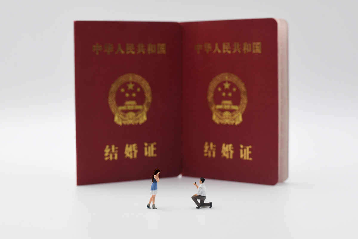 女子称想结婚却因男方给不出 40 万彩礼被母亲扣下户口簿民政部称「可凭户籍证明登记」如何看待此事？