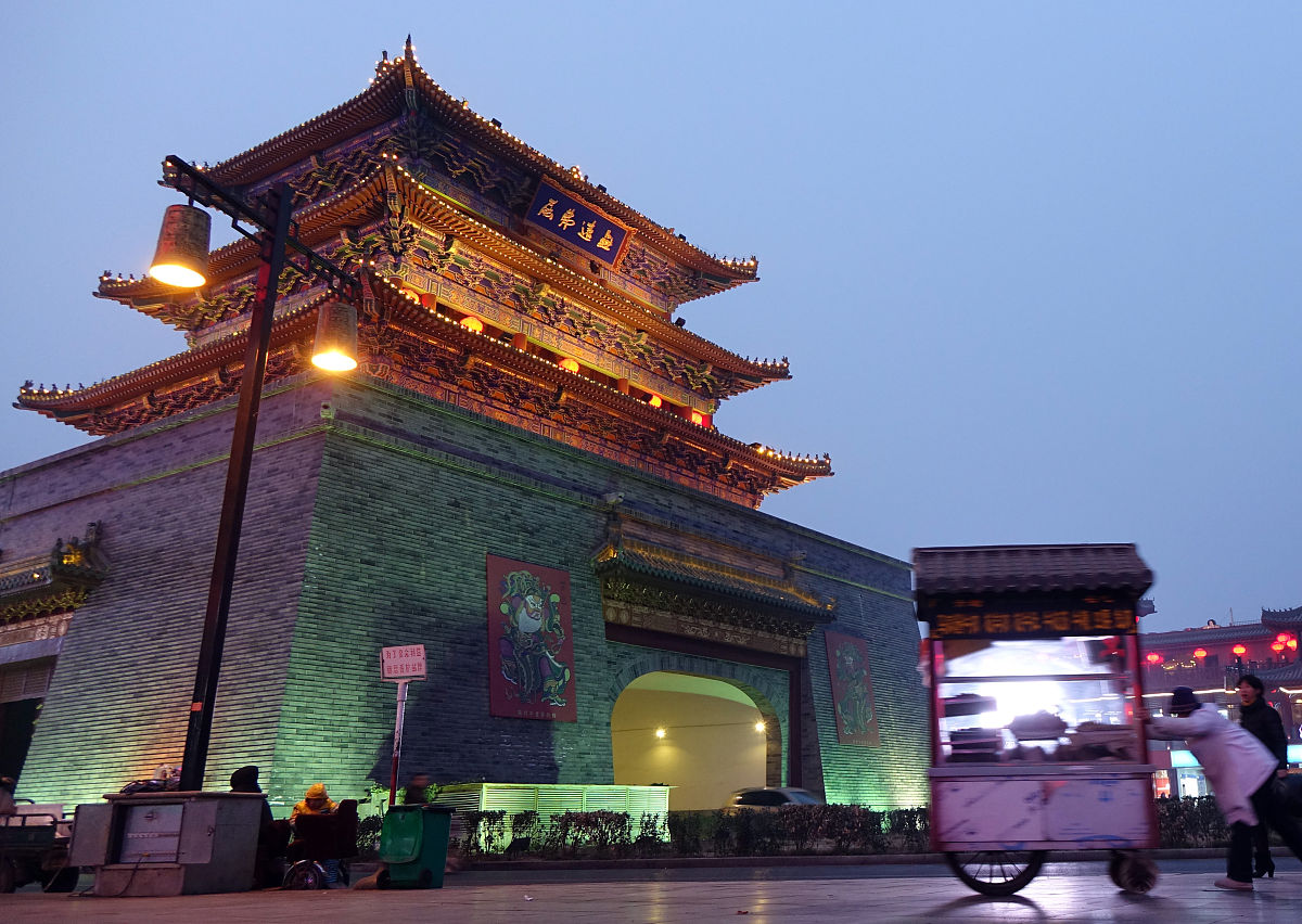 2015年1月14日傍晚5点45,河南开封鼓楼广场外,等候多时的夜市车飞快地
