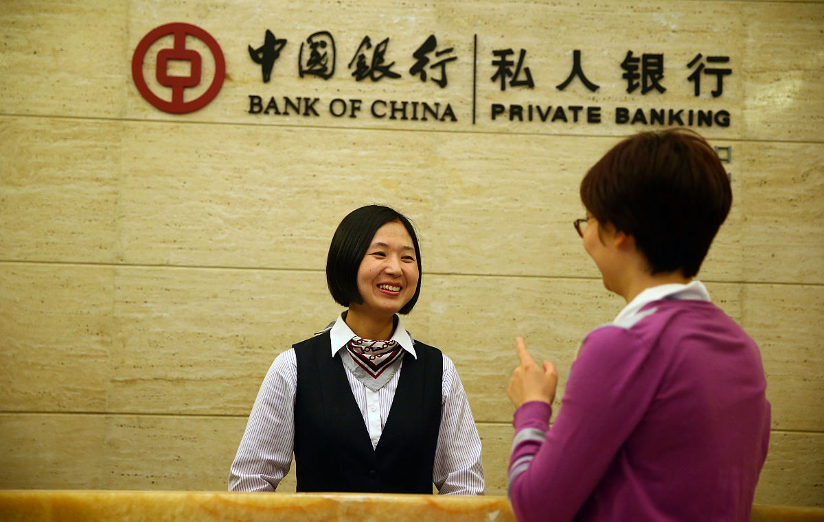 2015年4月8日,中国银行私人银行配图.中国银行私人银行员工给顾客介绍