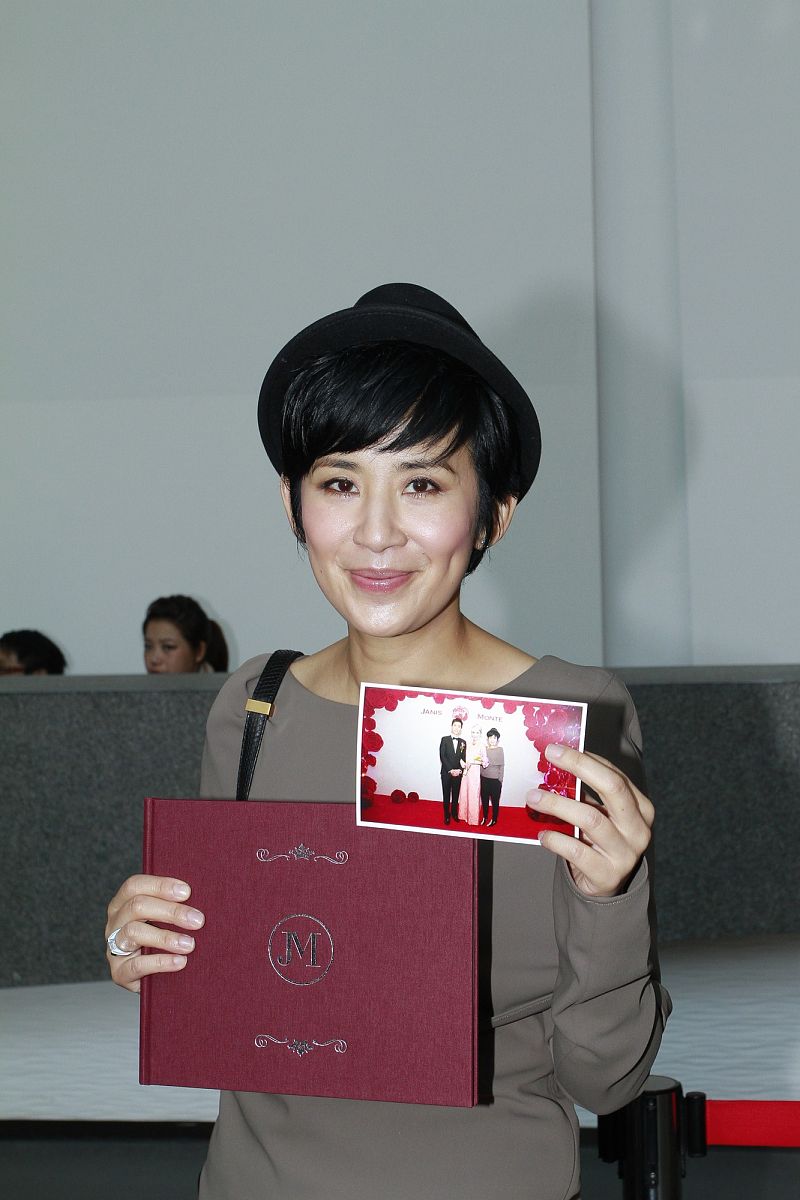 2011年10月22日,香港,美女主播陈贝儿下嫁m先生(贝儿对准夫婿的称呼).