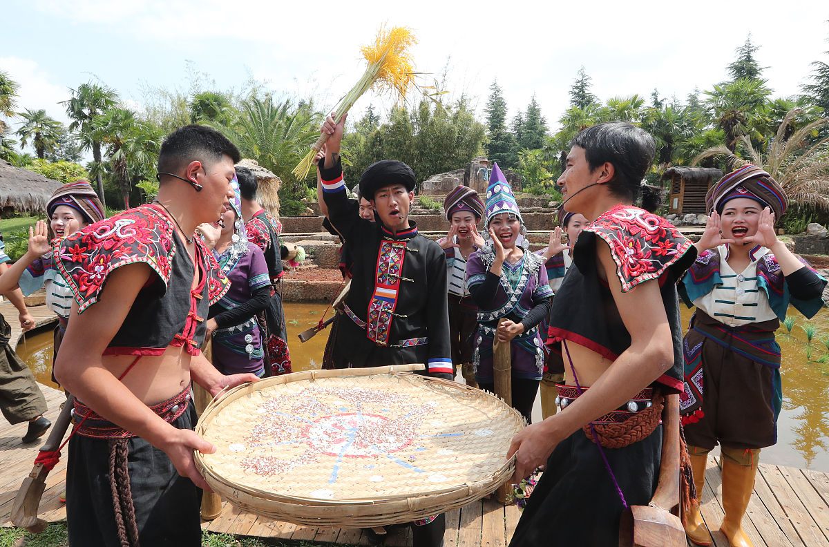 2021年5月2日,昆明,哈尼山寨"云上梯田"民族风情展演.