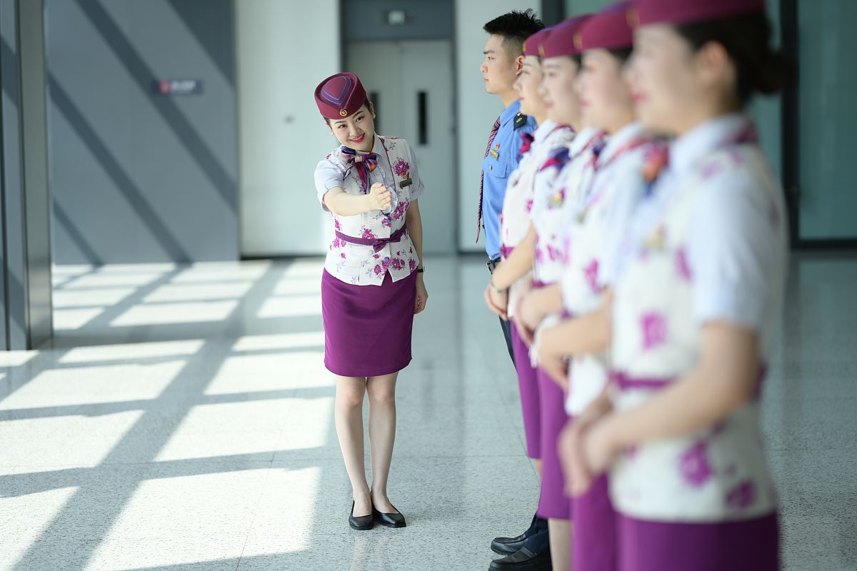贵州铁路学校：空乘和高铁乘务哪个更有前途？