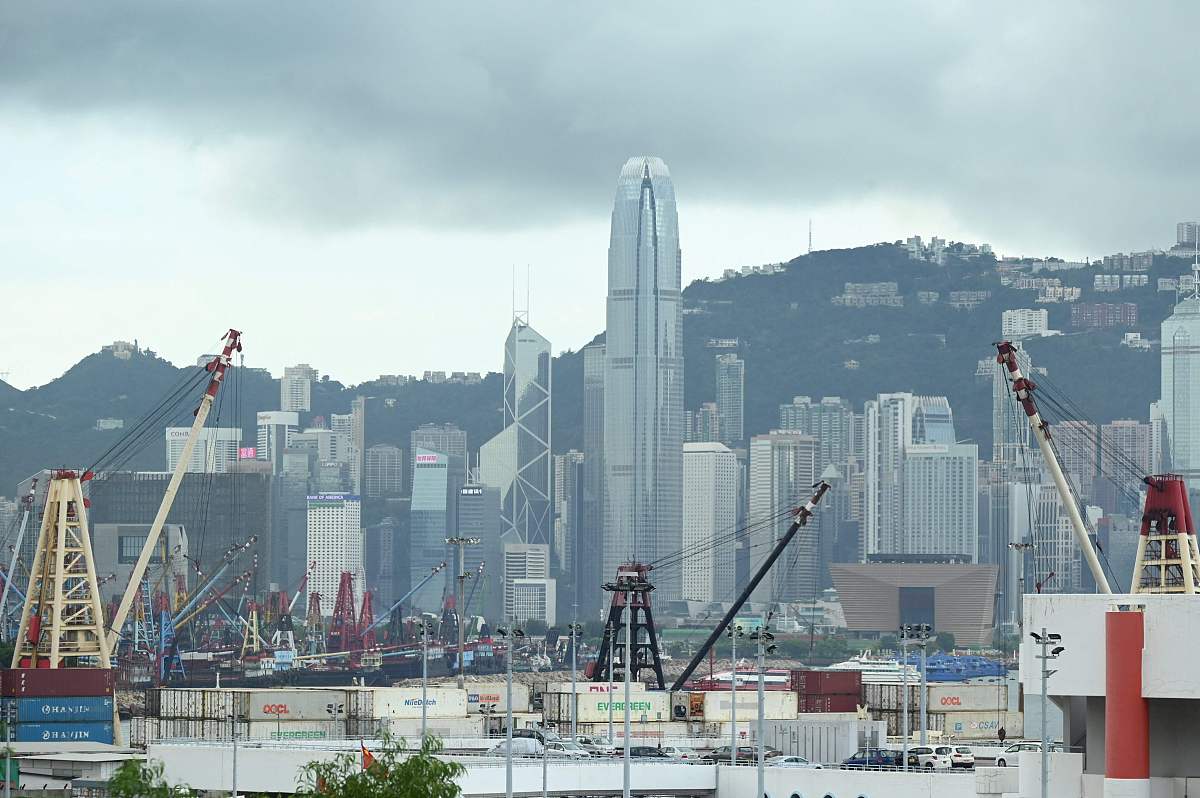 请介绍一下香港各区的人口面积GDP数据按GDP大小排名