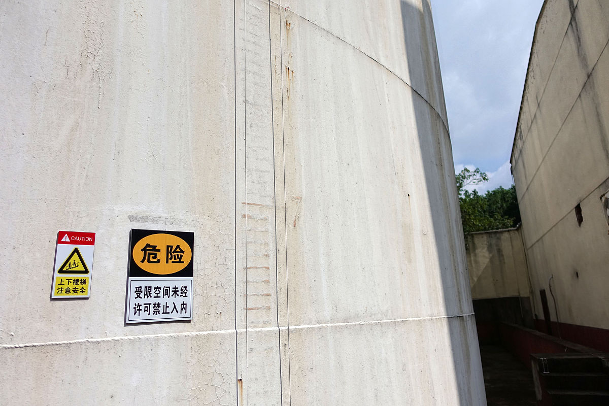 写一篇关于新形势下建筑施工安全管理中制定和执行严格的安全管理制度和规范过程中更新安全管理制度和规范的对策写成一段话的形式。