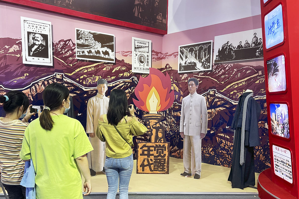 云南经贸外事学校2022年招生简章：中专、五年一贯制大专