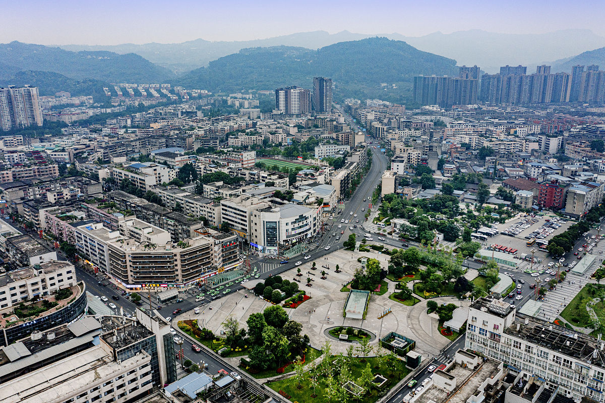 2021年6月7日,四川省成都市龙泉驿区音乐广场,车水马龙,一派欣欣向荣