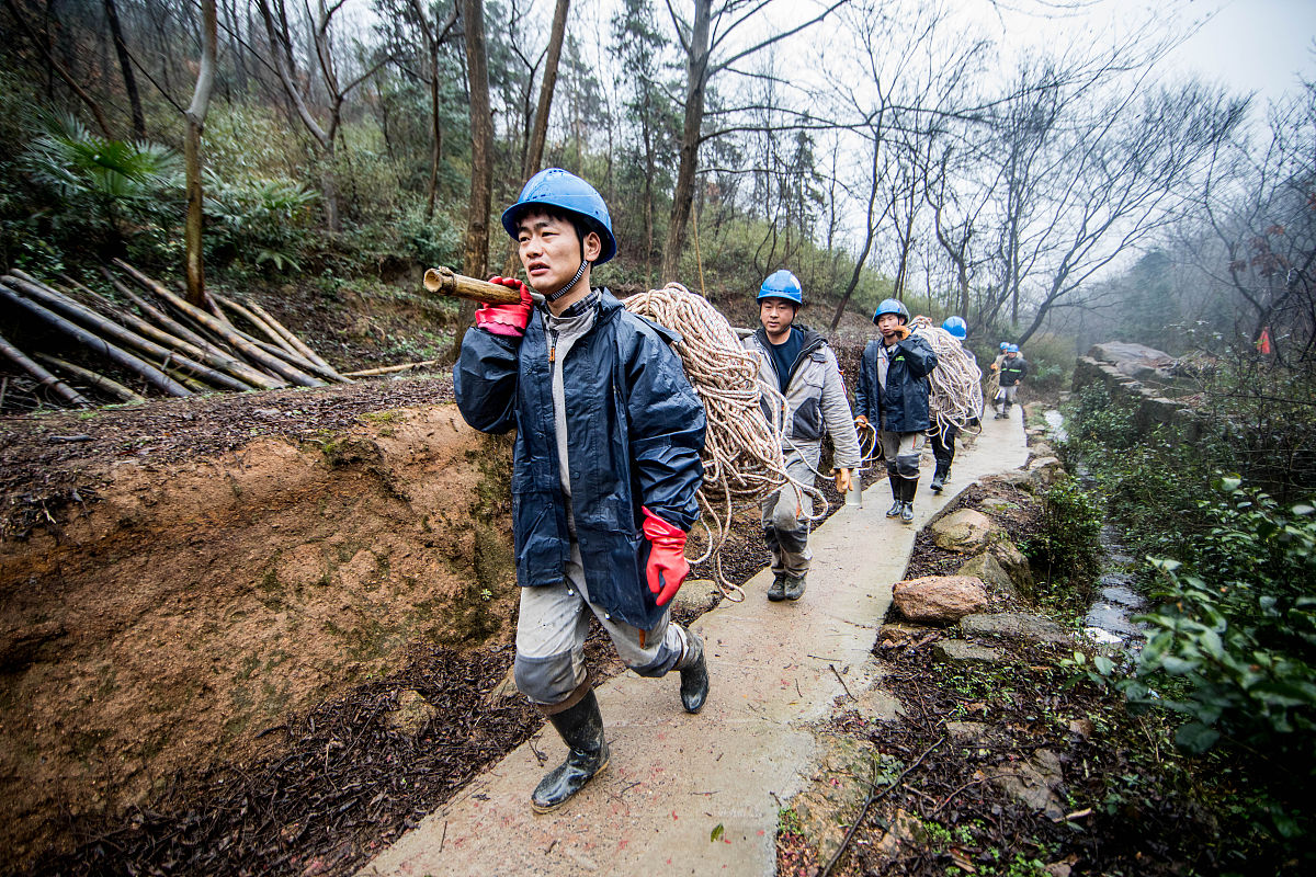 因此对于偏远山区的医疗点配置和道路维修问题应该采取积极有效的措施进行解决。在医疗点配置方面可以加大对于偏远山区的医疗资源投入增加医疗设施和医疗人员的数量提升医疗服务水平。在道路维修方面可以加大对于道路建设和维修的投入力度加强对于偏远山区的基础设施建设保障道路的安全和可靠性。编程论文设计思路800字