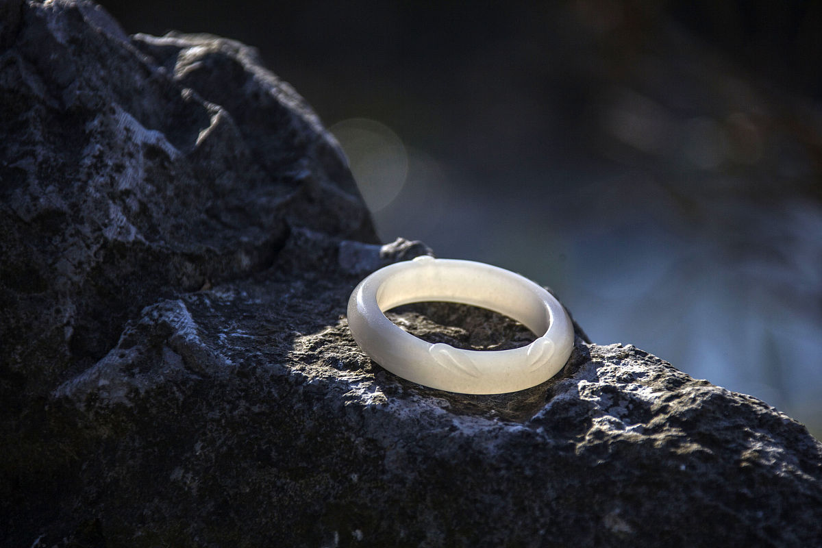 请你帮我想一些拍摄玉石的场景道具（不低于30种）