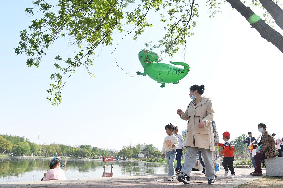 2021年3月28日,武汉,提档升级后的武昌紫阳公园春光明媚,市民游客络绎
