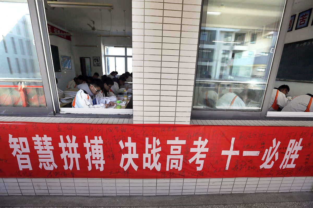 知行合一心不懈扬帆起航追梦天。 勤学苦练志不减共筑未来梦想篇。 庄子言大知孔子道仁义。 大知仁义共融生道阔天地情浩然。为其拟个题目