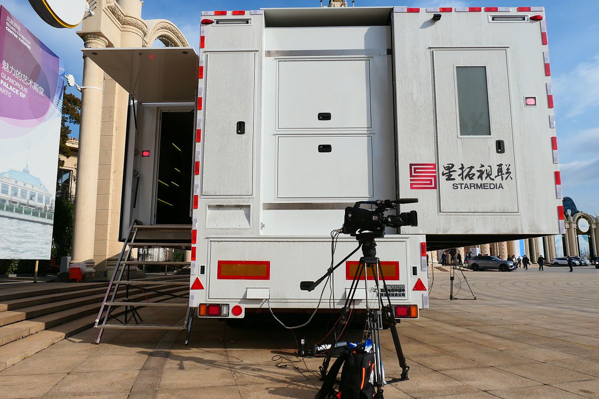 2020年11月19日,中国研发的"5g+8k"超高清视频全业务转播车亮相北京展