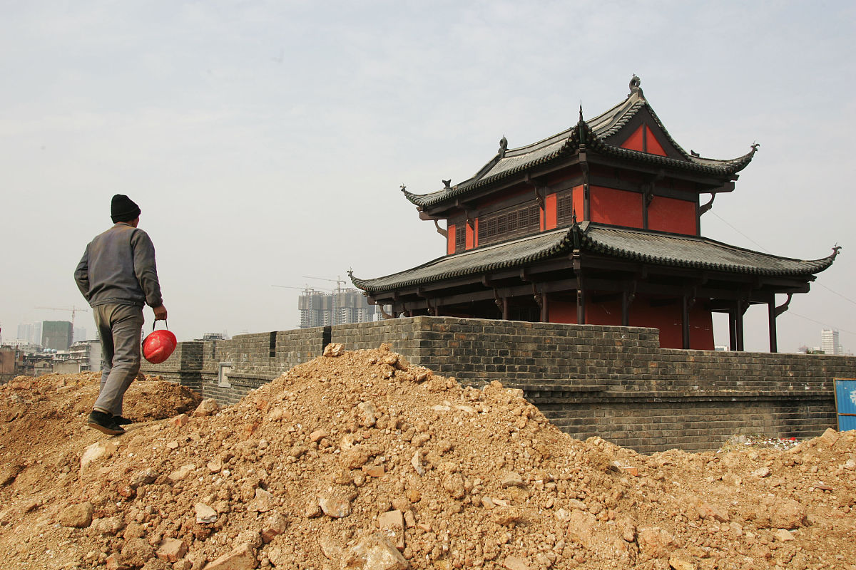 (武汉本地媒体请勿下载)2011年1月9日,武汉,武昌起义门城楼正在整修中