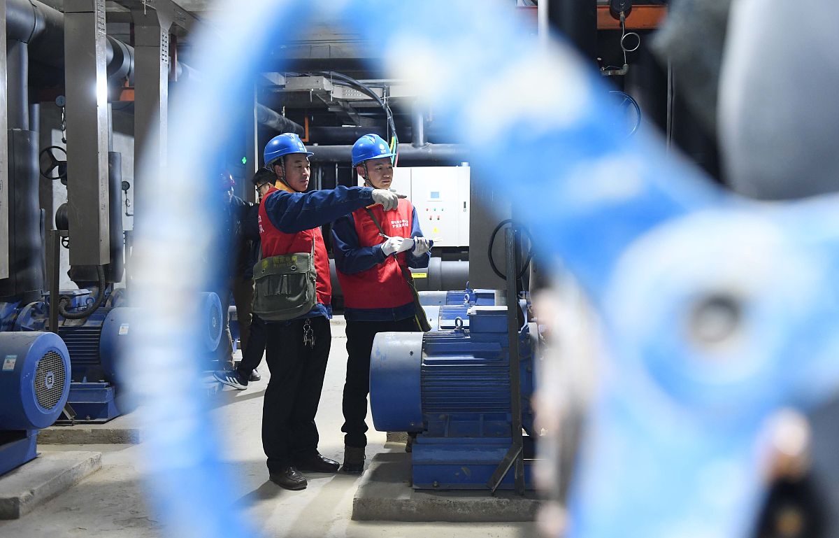 以爱岗敬业为中心结合无人机装调检修工的工作内容出两道单项选择题并给出答案并解析