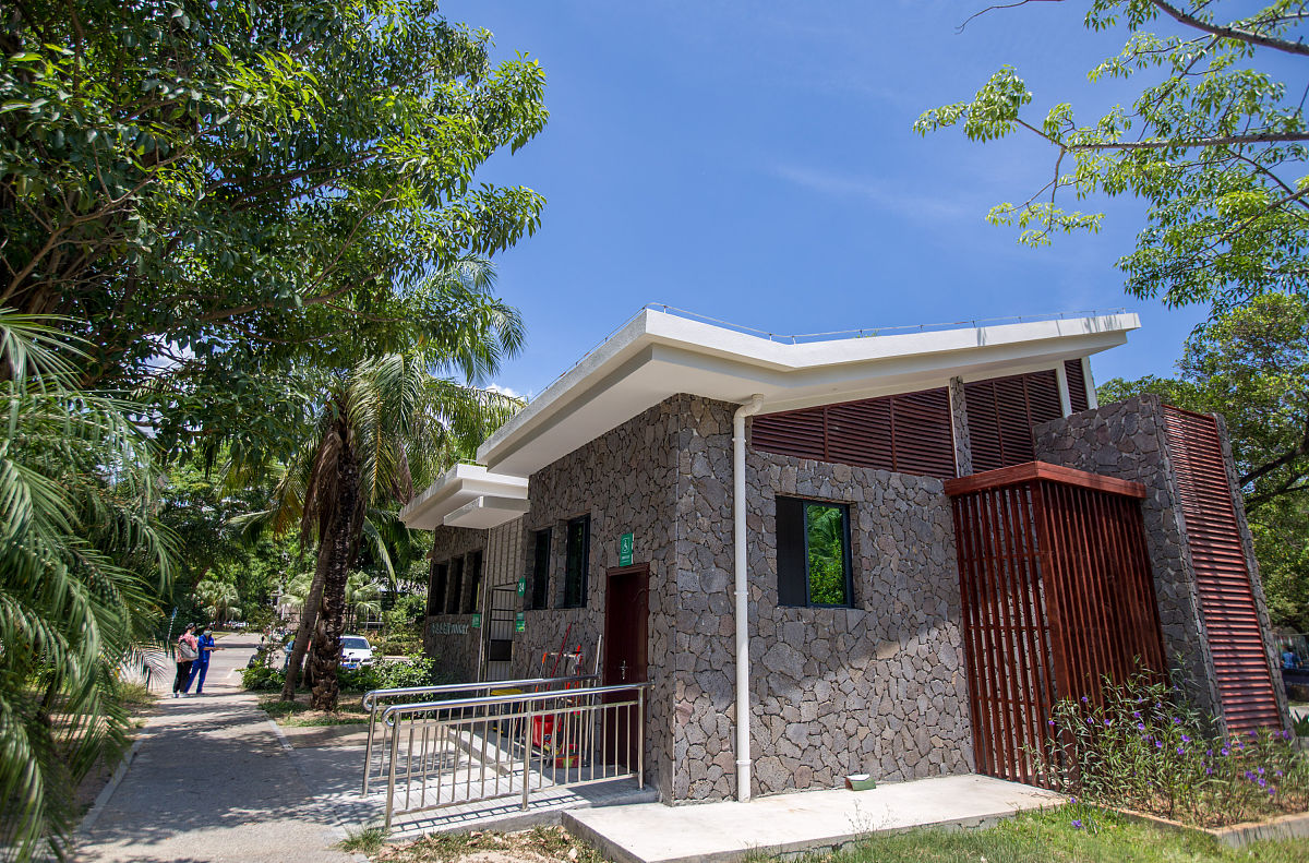 古村落绿色公厕设计：'回归自然'的瓦木结构建筑