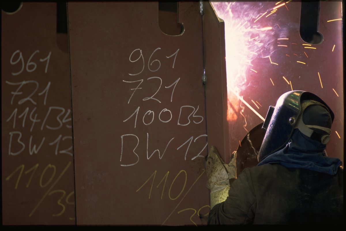 帮我创作出有关2077的壁纸风格不限