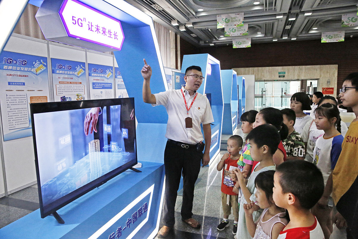 将以下这段话扩写到500字：科技与艺术融合是当今社会发展的趋势其可以为留守儿童性侵害预防理论的创新提供新的思路。数字化媒介是科技与艺术融合的一种表现形式它可以通过移动端互动游戏设计、情景式虚拟现实教育游戏设计、电子绘本设计等新方式提高留守儿童的自我保护意识和能力。下面将分别从这三种新方式进行论述。