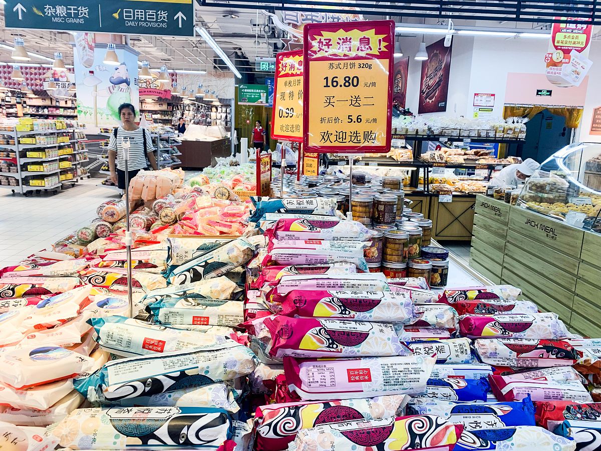 2019年9月15日,中秋节后,杭州市一家超市内,各种款式的月饼都在进行大