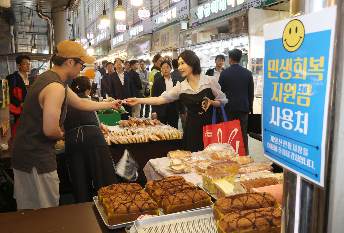 Hong Kong vs. Singapore: Exploring the Similarities and Differences in Hawker Cultures