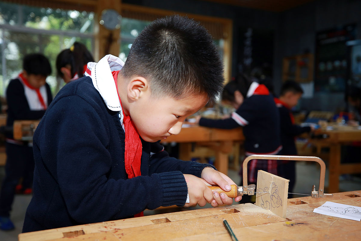 开阳职业技术学校专业设置：机械、电子信息、建筑工程等