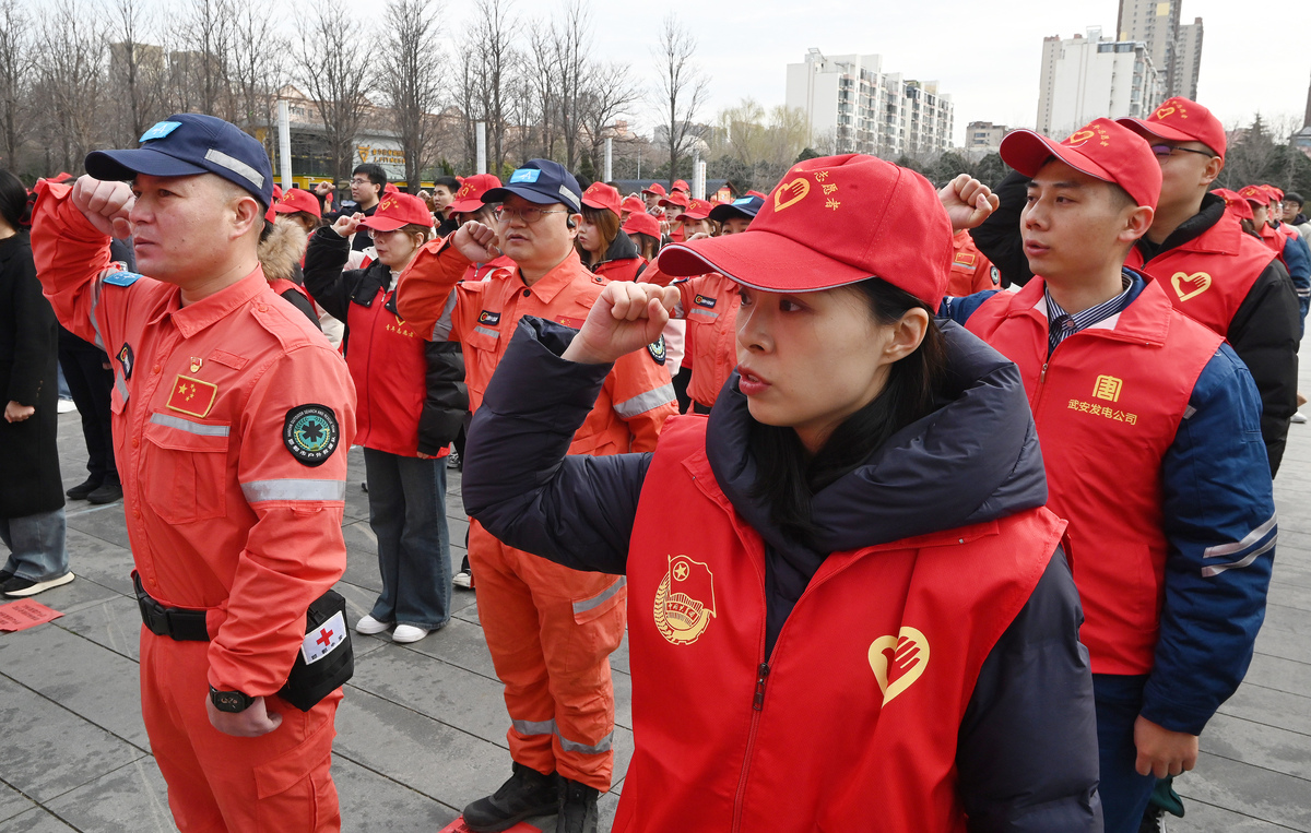 2025年3月4日,在河北省邯郸大剧院东广场,青年志愿者