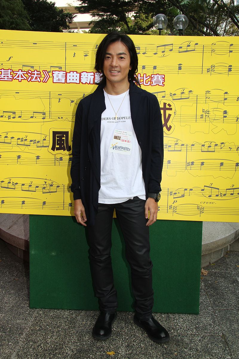 2009年11月28日,香港,《基本法》旧曲新词创作比赛启动礼举行. 郑伊健