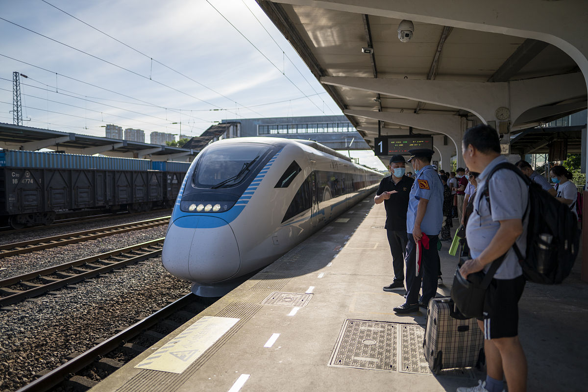 西南第一高铁今日开跑 "动妹"抢镜