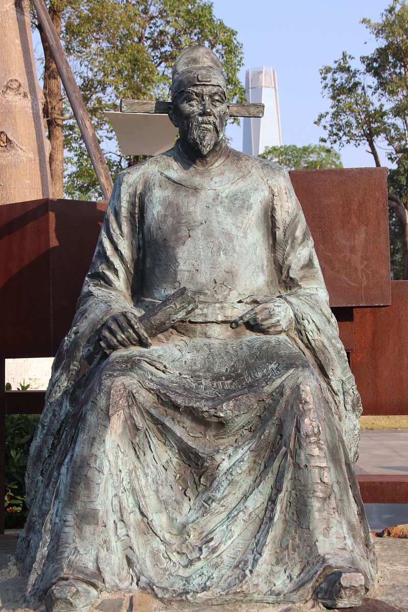 2021年2月16日,广东东莞,中心广场陈建雕像.