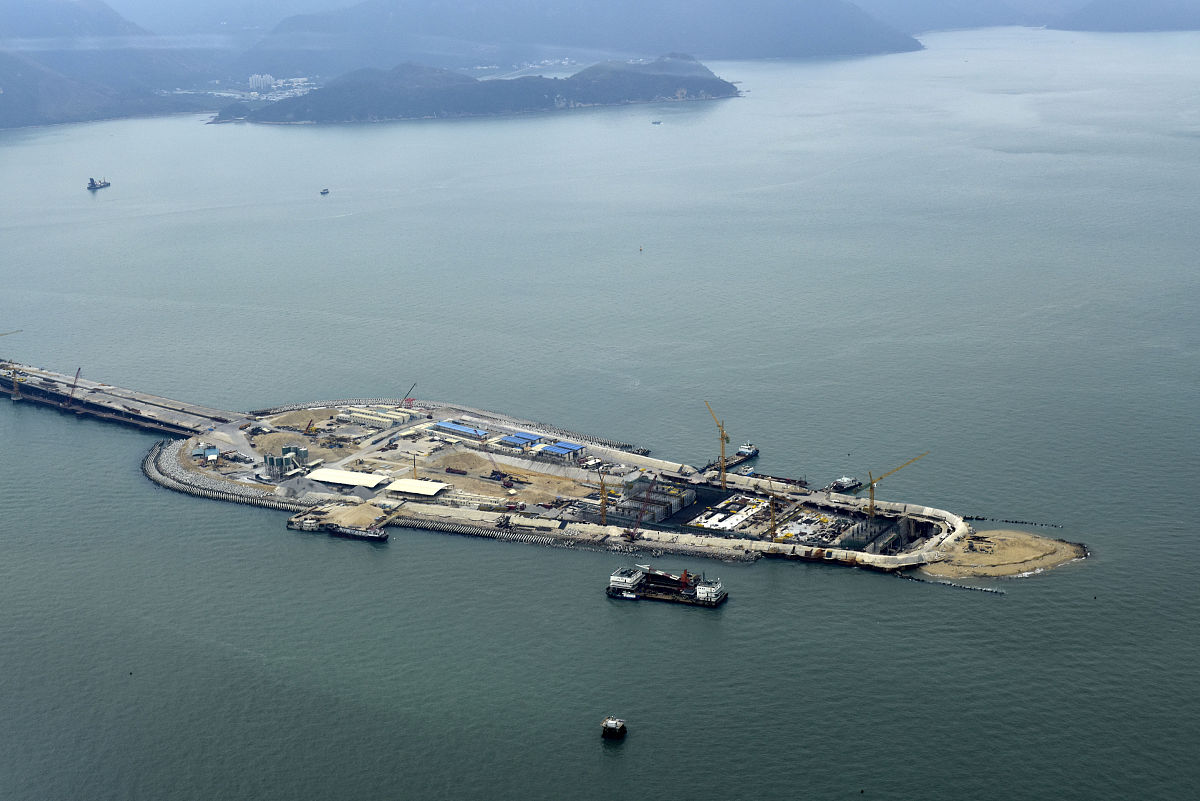 2015年1月5日,香港特别行政区离岛区,航拍施工中的港珠澳大桥海底隧道