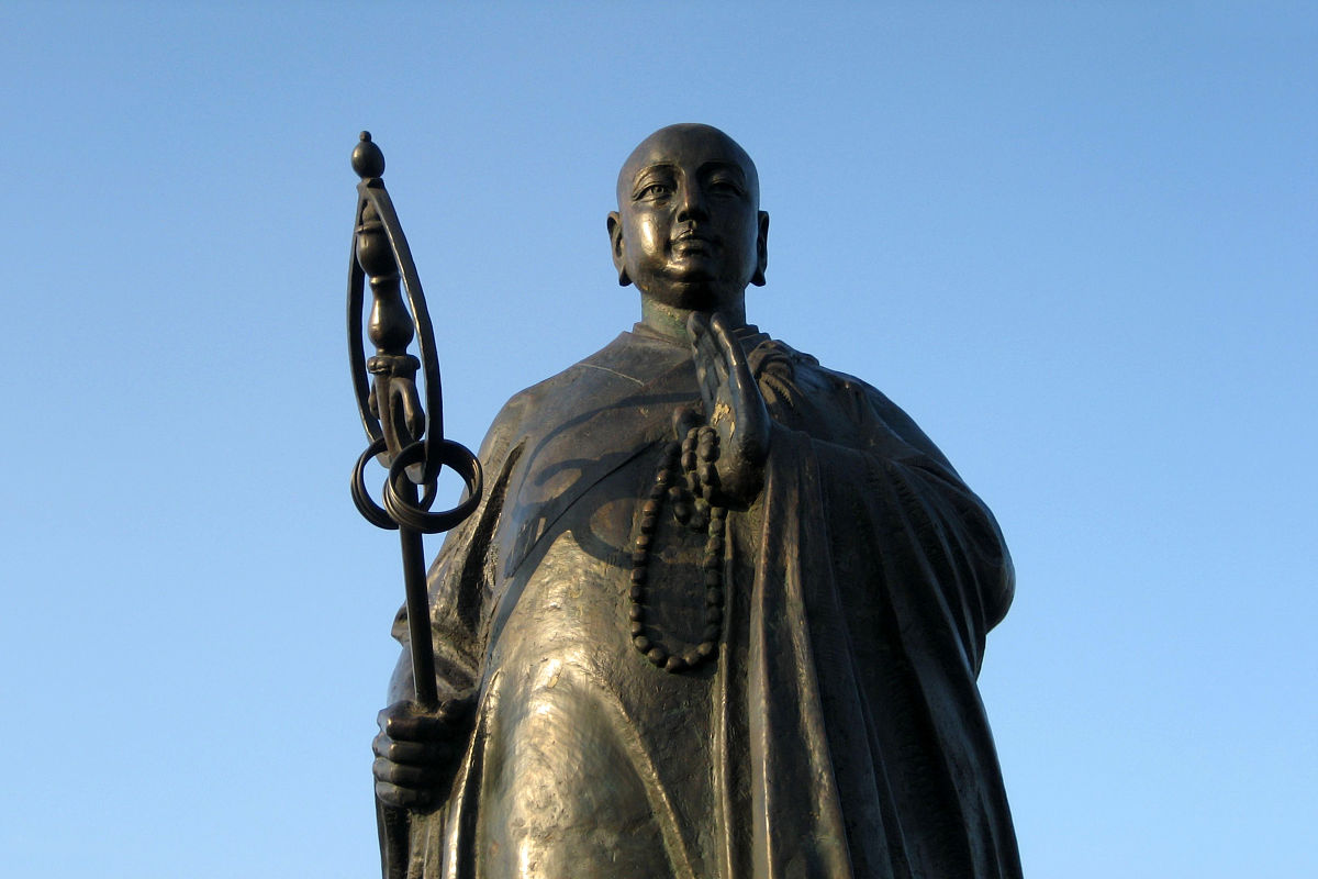 请你为我的形势与政策论文提供一些想法以下是一些可能有用的想法：1 探讨当今世界政治经济形势的变化分析其对中国的影响。2 分析中国政府如何应对当前的国际形势特别是在贸易战和地缘政治问题上。3 研究中国的外交政策重点关注中国与美国、欧盟、日本等主要国家的关系。4 研究中国的国内政策特别是经济发展、社会保障、环境保护和民主改革等方面的政策。5 分析中国的政治体制和治理能力探讨其优点和缺点并提出改进的建议