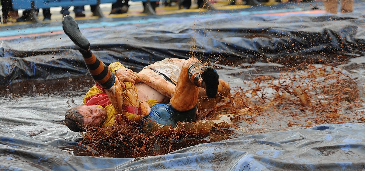 当地时间2015年8月31日,英国兰开夏郡,年度肉汁摔跤锦标赛举行.选手们