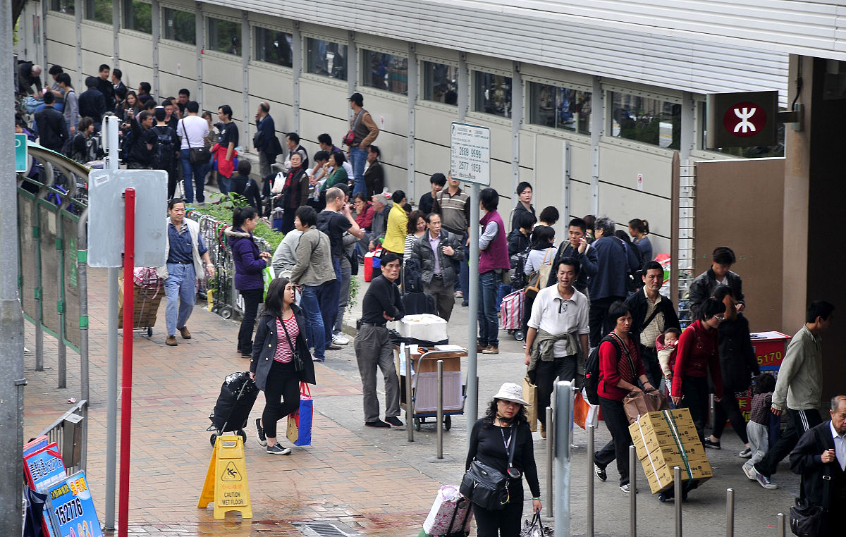 2011年2月24日,香港上水地铁站旁,一些带货客主要在此集中,其包括内地
