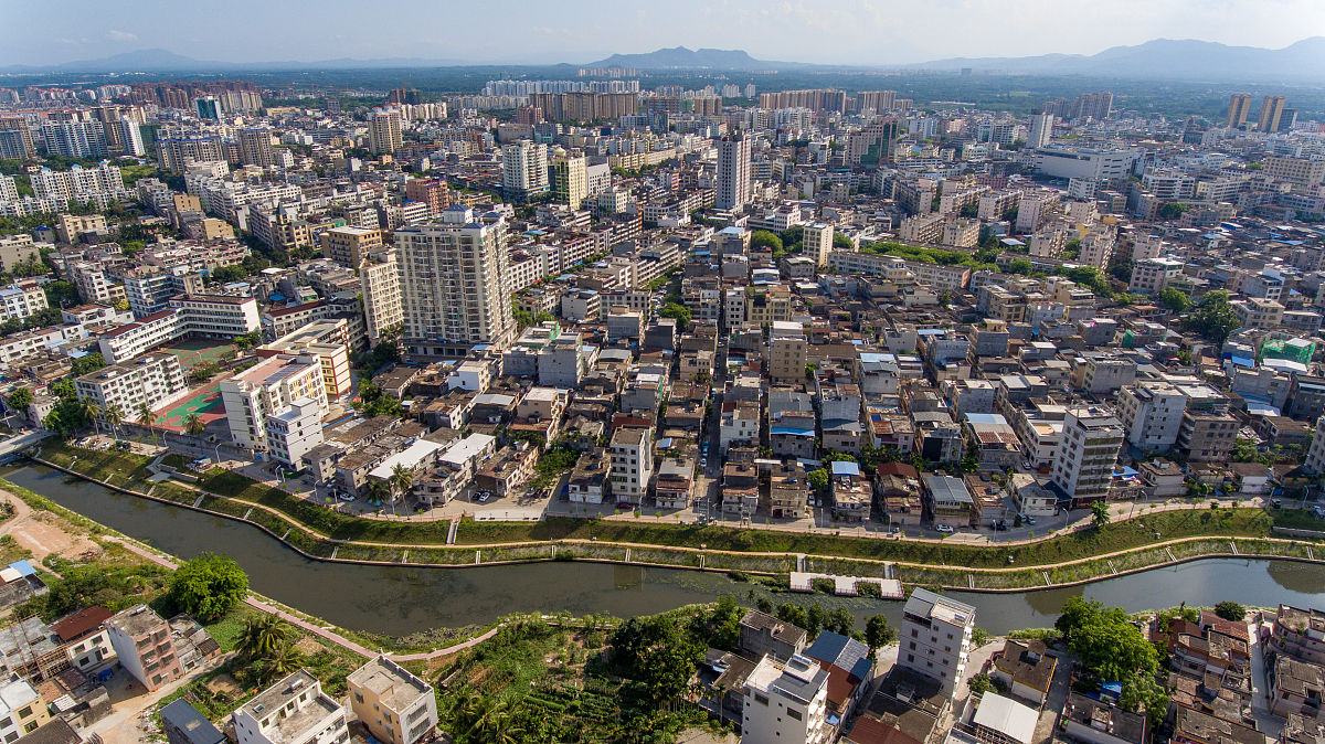 2021年5月30日,海南琼海,流经嘉积城区整治后的双沟溪成城市新景观.