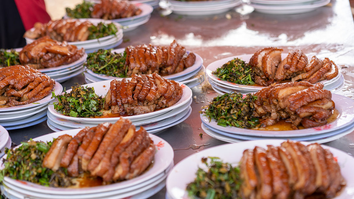 四川酒席蒸肘子的做法，