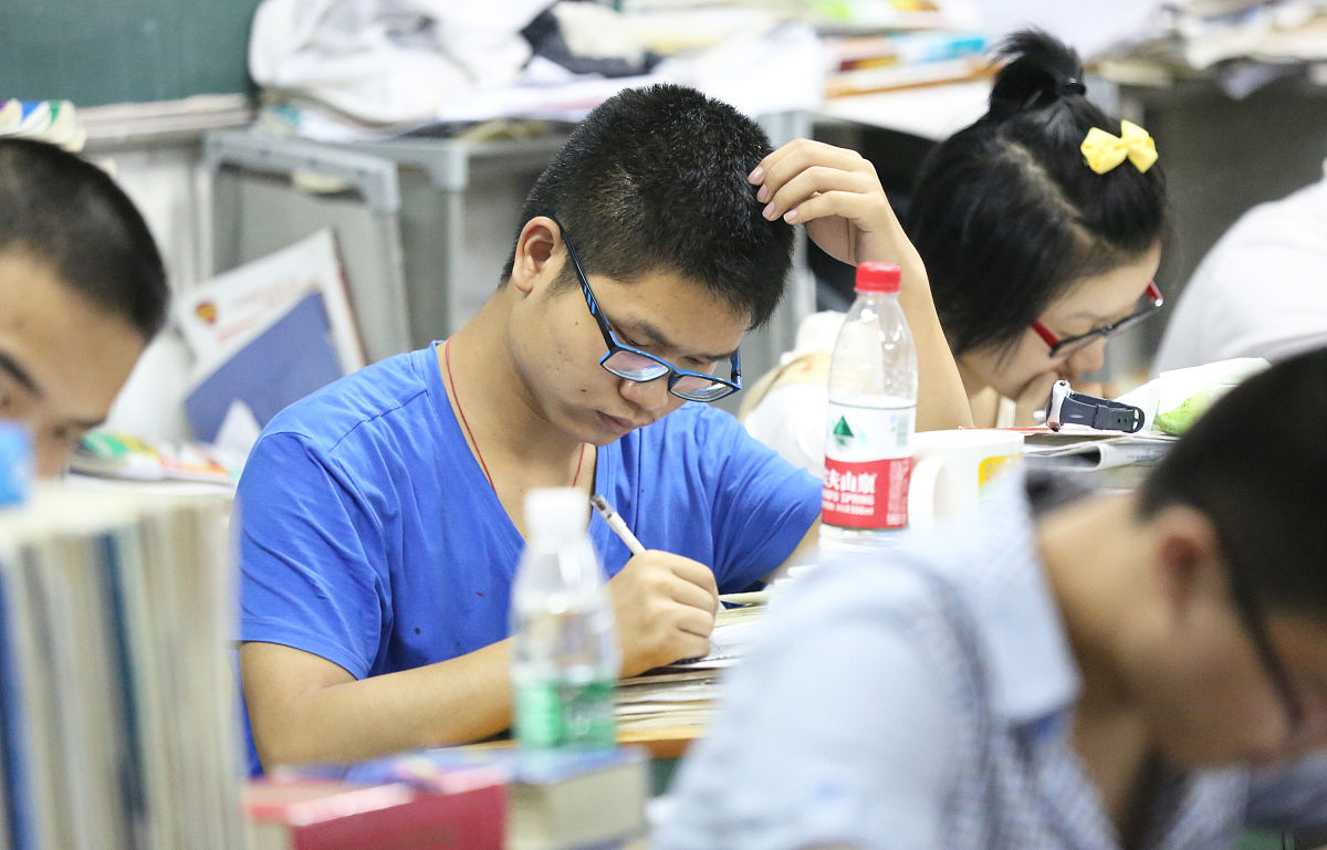 2015年6月3日,湖南衡阳市一中的高三学生在教室自习.