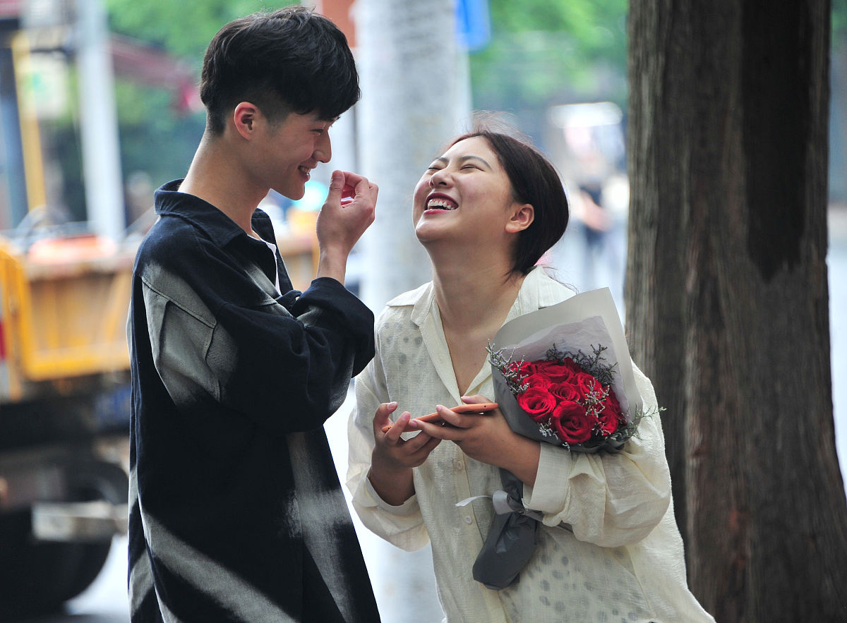 你是一名记者 非常著名 你的目标 采访一对很甜蜜的情侣 我对你要求怎么探索他们恩爱秘密如何询问他们相识的过程和相处的经历？如何询问在日常生活中发掘彼此的兴趣点并在此基础上建立起更加密切的关系？