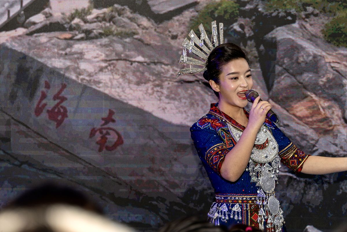 写一篇武汉这个城市如何的论文，先写大纲
继续