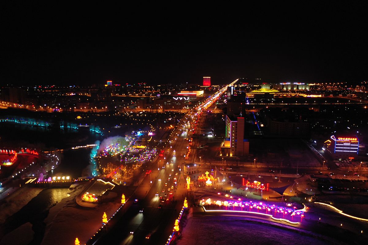 2021年2月26日,是元宵佳节,当晚,新疆博乐市主要街道上彩灯绽放,绚丽