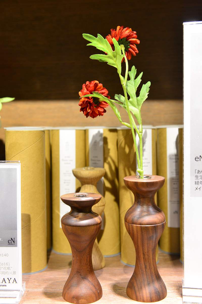 2016年12月28日,江苏南京,世界最美书店g-takaya书店内的独特的文创产