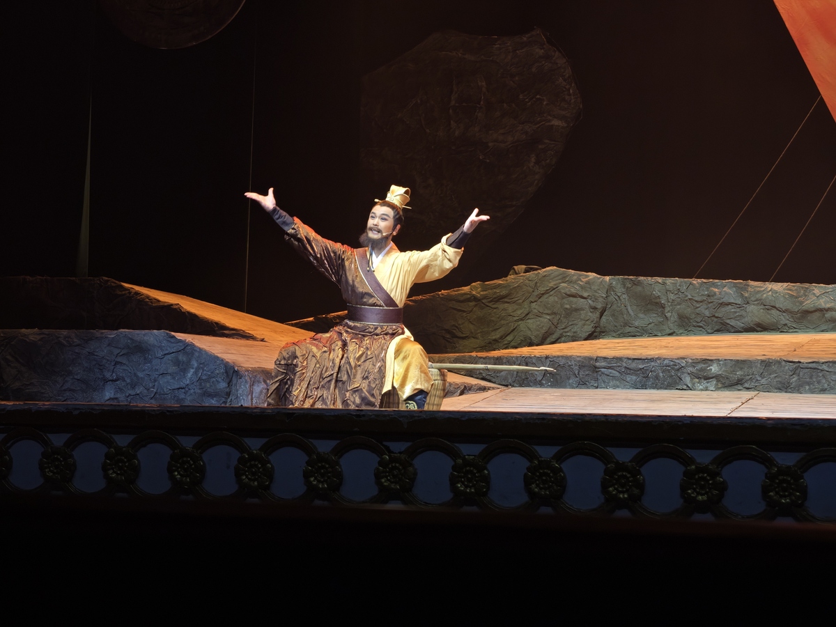 写一个短话剧素材来源于中国历史话剧人数在5人左右。本剧需展现的就是屈原受辱的情节背景：张仪受秦国委托贿赂楚国众臣欺骗楚王促使楚王和齐国断交致使楚国被秦国灭亡。屈原看清张仪和秦国的诡计力谏楚王但众奸臣和南后诬陷屈原最后楚王罢黜屈原并将他流放出去永不得再回楚国。不久楚国被灭屈原悲愤写下《离骚》注：这是一篇抒情诗。此诗以诗人自述身世、遭遇、心志为中心。前半篇反复倾诉诗人对楚国命运和人民生活的关心表达要求