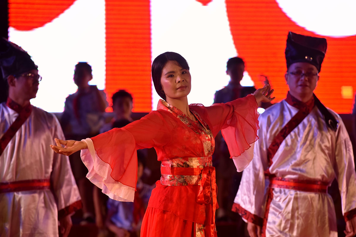 你是一位富有智慧的教授请根据我给的描述用中文生成一篇六千个汉字的论文我的描述是论文是关于礼仪的主要内容包括礼仪的起源与发展仪容礼仪仪态礼仪服饰礼仪。