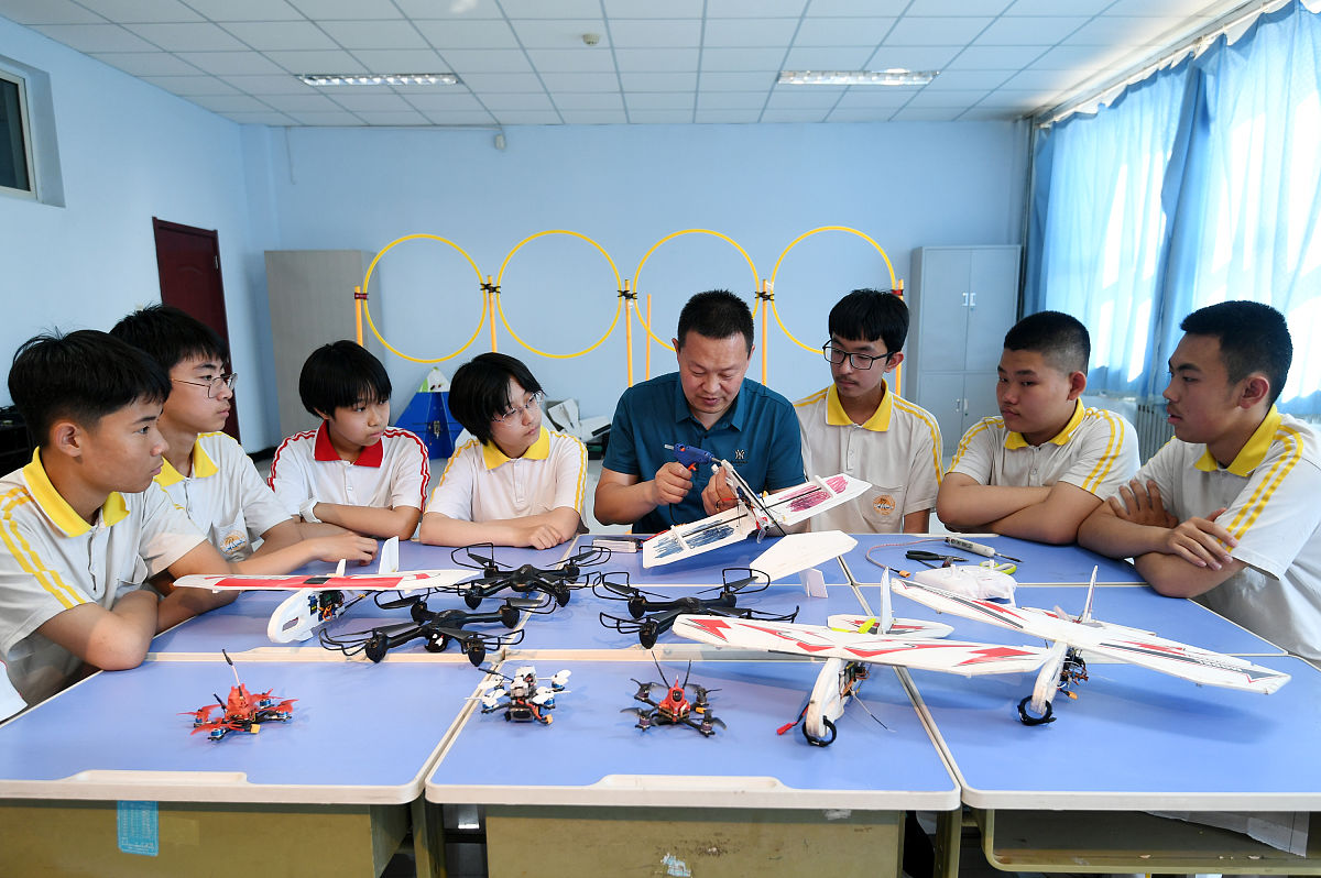 我是一名学校老师我们的学校在航空航天模型教育竞赛活动中获得了第一名的佳绩以这件事为出发点写一篇微信公众号的推文。