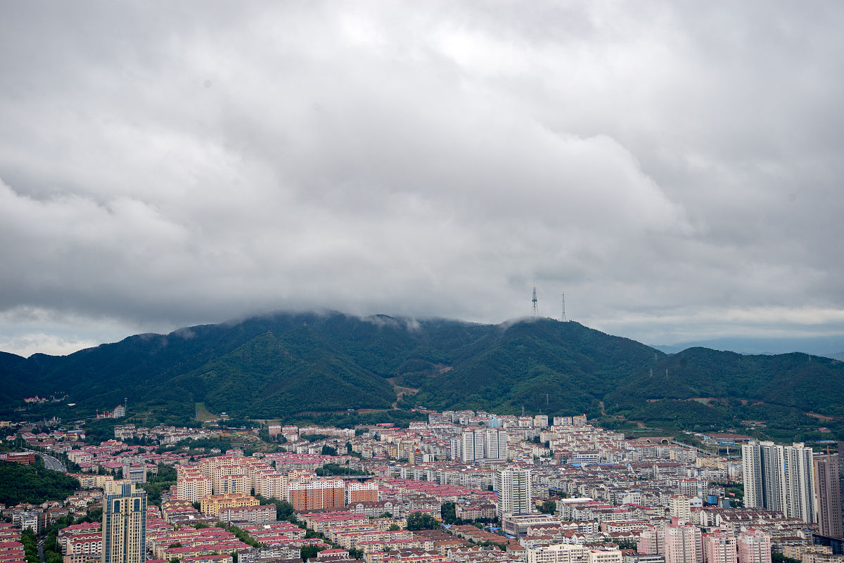2018年6月26日,山东烟台,雨后清晨,云卷云舒,别有一番风味,浓云挡不住