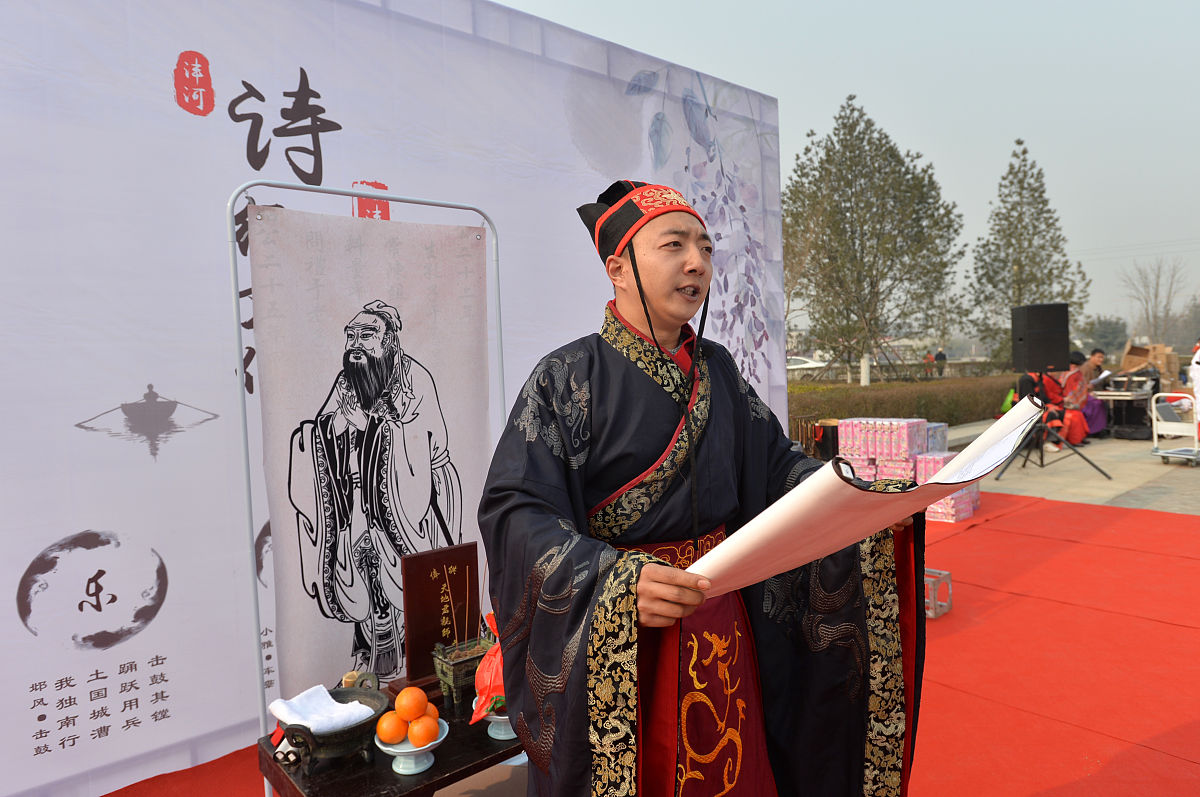 在保护传统文化和现代社会文明之间的平衡中凶礼的价值也得以体现。我们应该尊重和传承传统文化但同时也要适应现代社会的发展和变化让传统文化与现代社会相互融合。因此我们应该在保持凶礼传统文化的基础上推动凶礼的现代化和时代化让其更好地适应当代社会的需求和发展。这样凶礼的价值才能得到更好的体现和发扬。请为此提几个建议、分号隔开内容需要详细