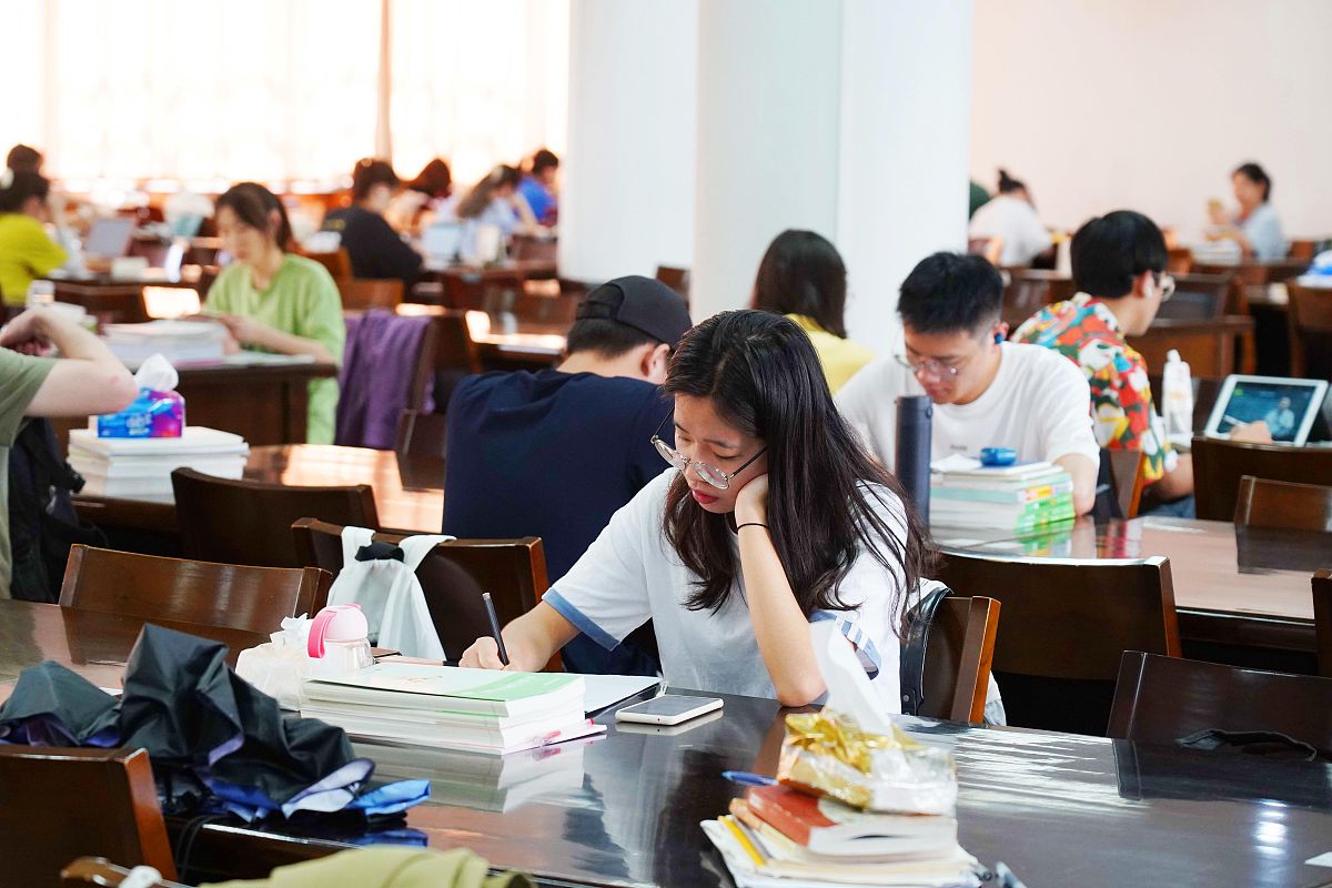 大学生暑假返乡实践：在图书馆开启知识之旅