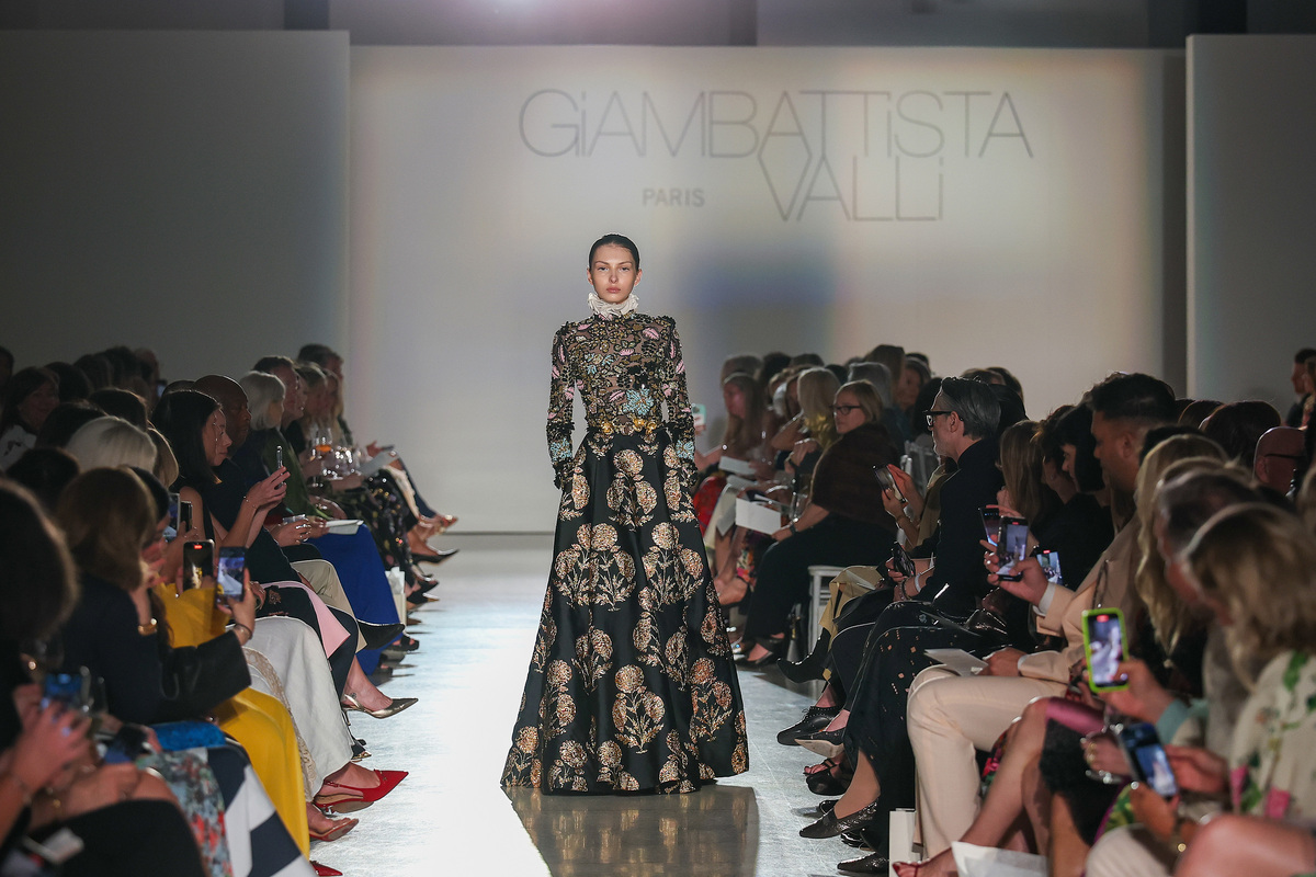 共赴新生 | 中国国际时装周头排云看秀