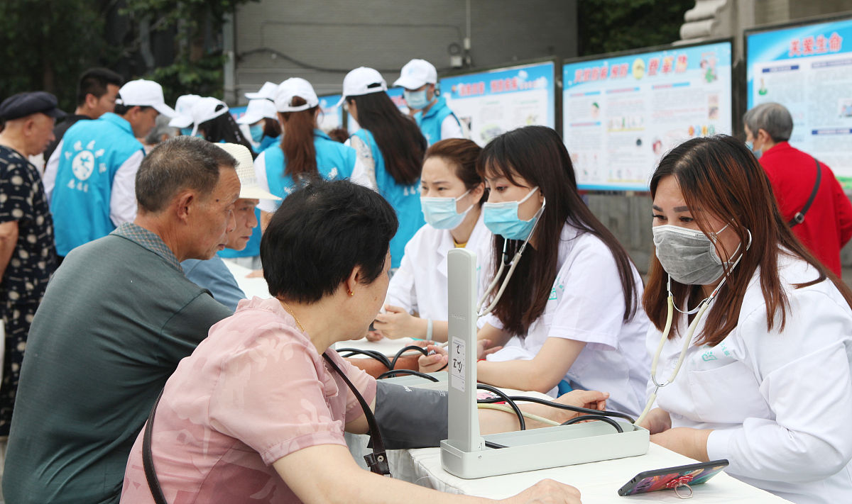 写一个关于社区医疗方面活动策划方案能联系社区优秀企业与居民