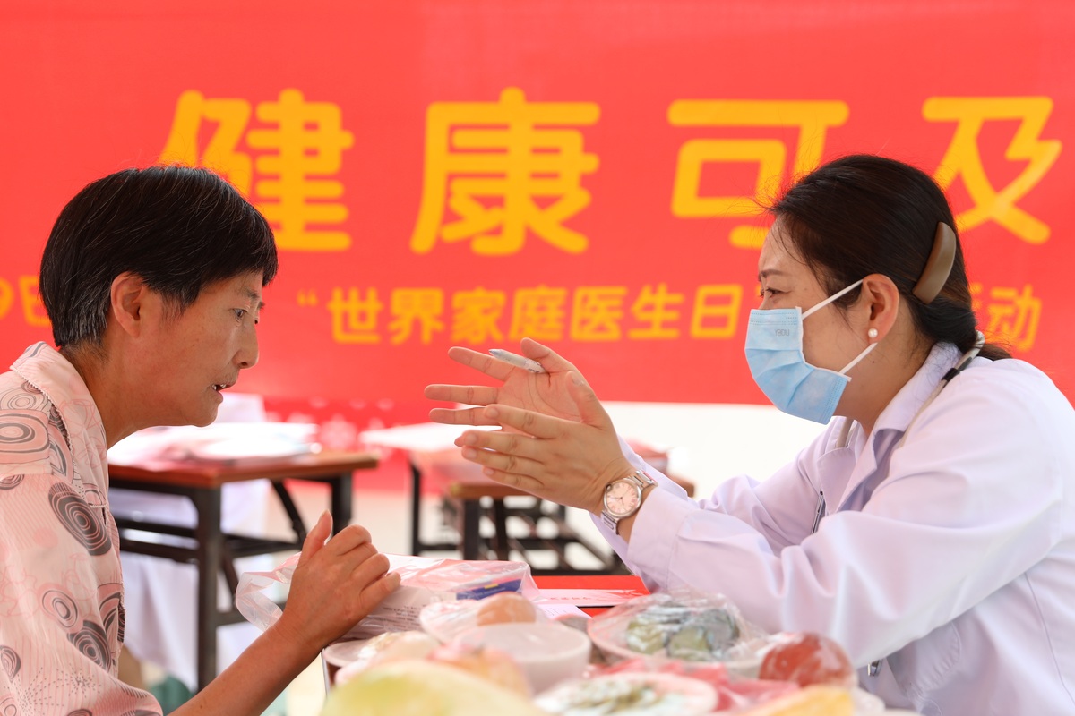 医生之间的友谊：一起分享美食的温暖