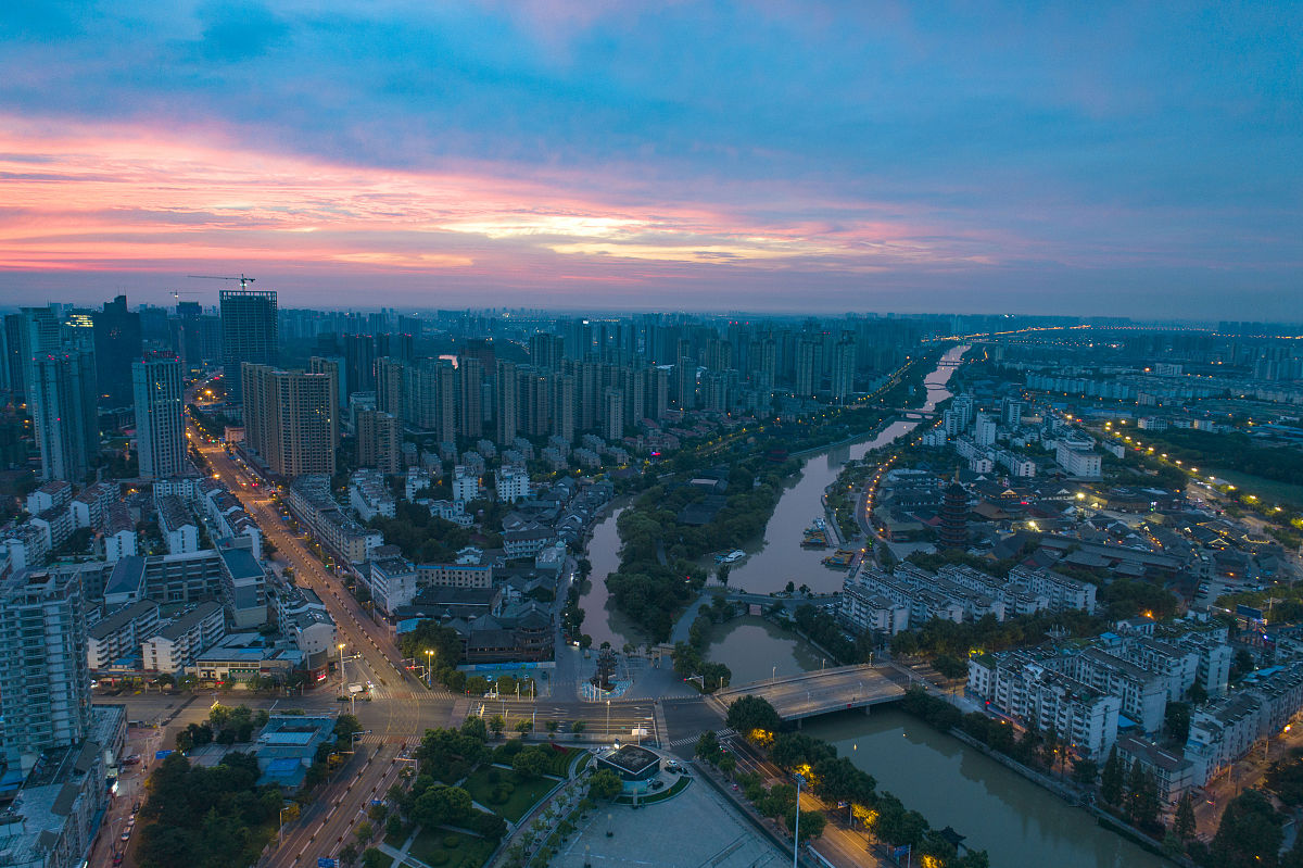2020年7月26日,江苏淮安,里运河上空朝霞似火,将河畔的城市装扮得十分