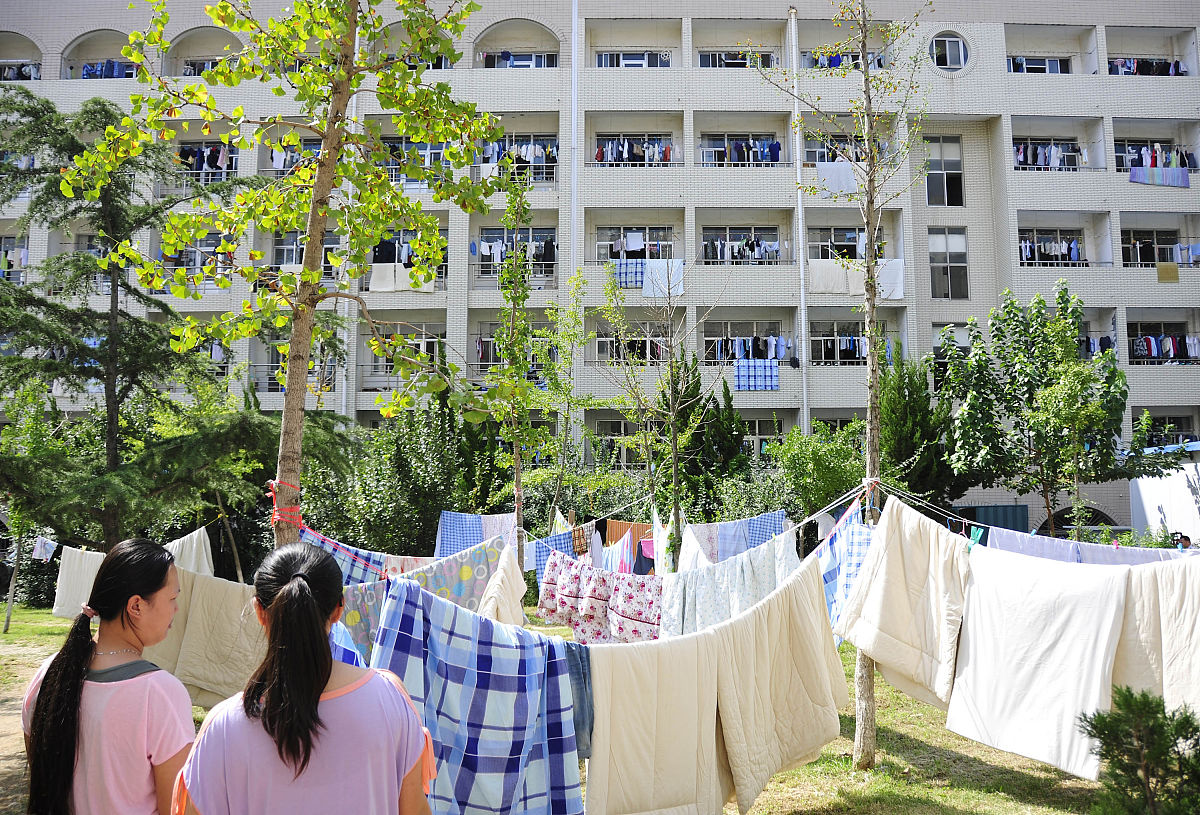 2016年8月28日,山东烟台,鲁东大学的大学生在校园里晾晒被褥.