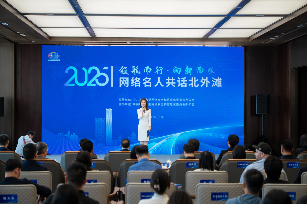 发展旅游电子商务，政府应大力支持人才引进和培训